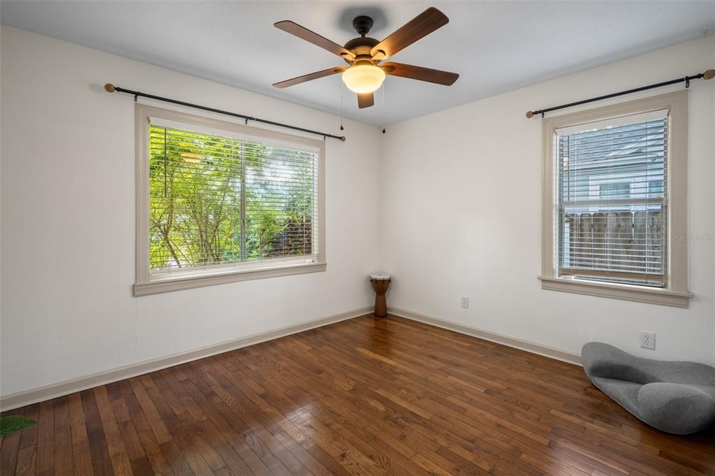 For Sale: $394,999 (2 beds, 1 baths, 875 Square Feet)