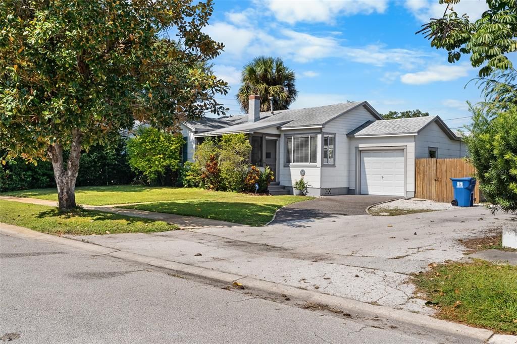 For Sale: $394,999 (2 beds, 1 baths, 875 Square Feet)