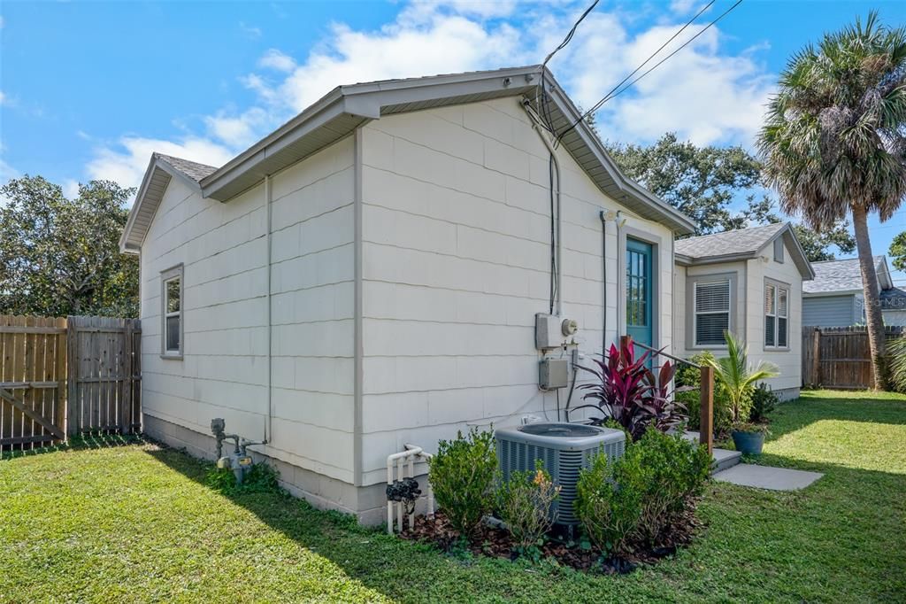 For Sale: $394,999 (2 beds, 1 baths, 875 Square Feet)