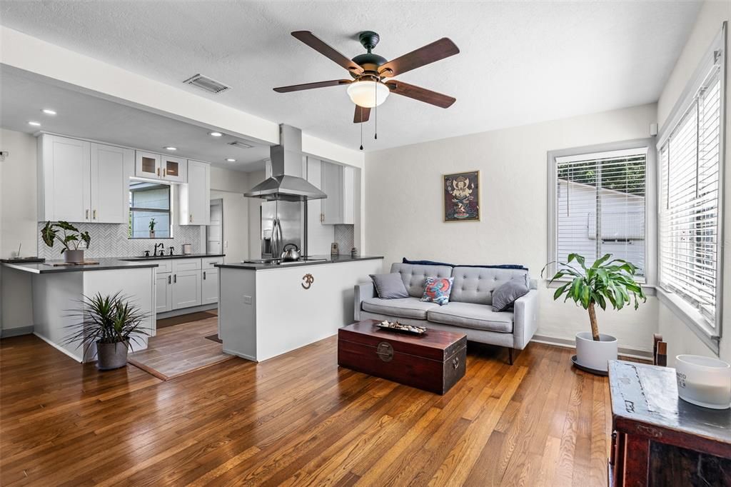 For Sale: $394,999 (2 beds, 1 baths, 875 Square Feet)