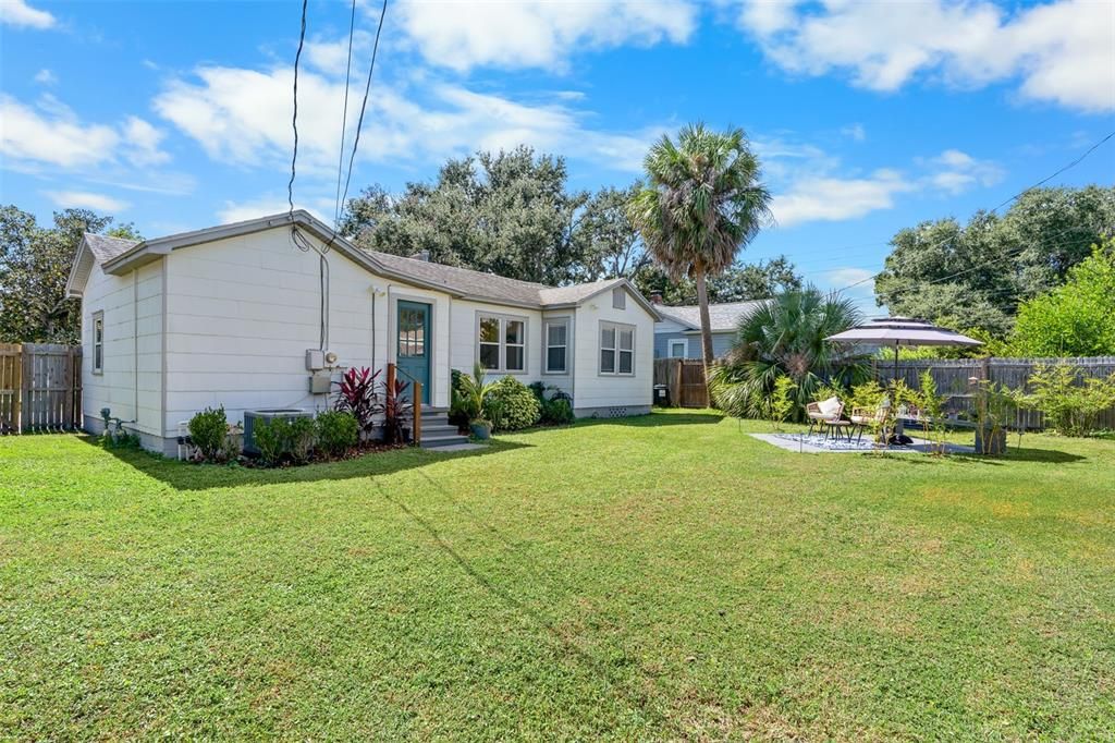 For Sale: $394,999 (2 beds, 1 baths, 875 Square Feet)