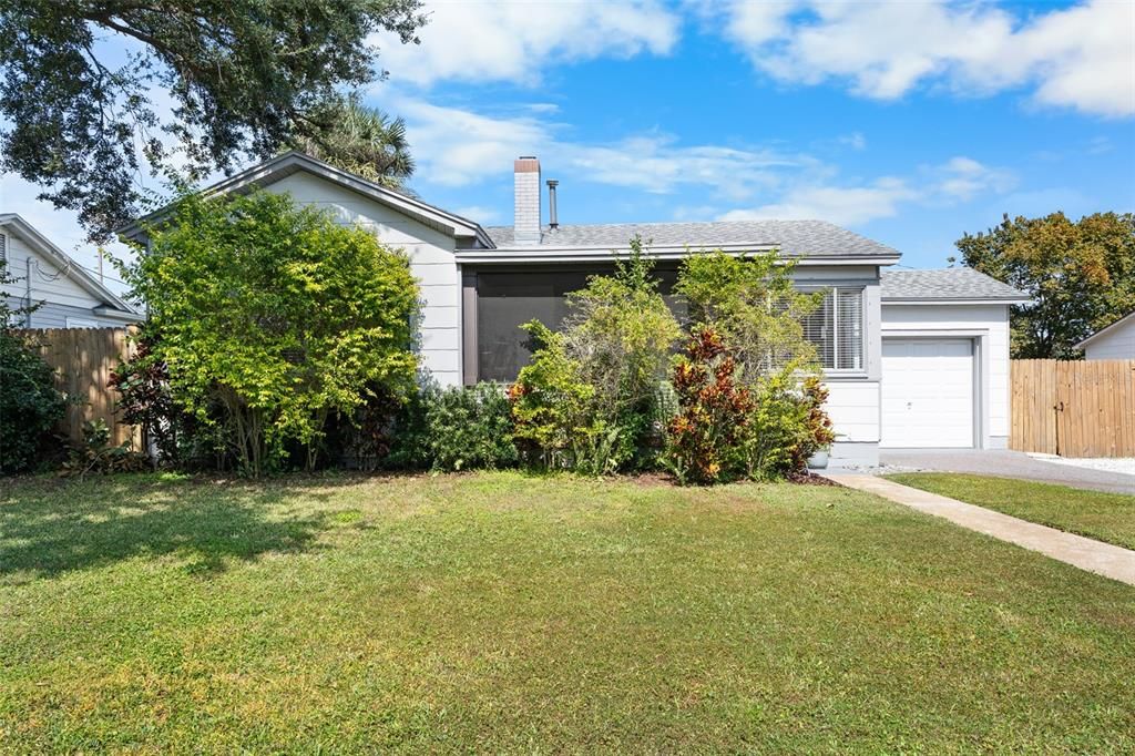 For Sale: $394,999 (2 beds, 1 baths, 875 Square Feet)