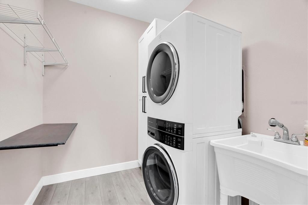 For Sale: $446,695 (3 beds, 2 baths, 2004 Square Feet)