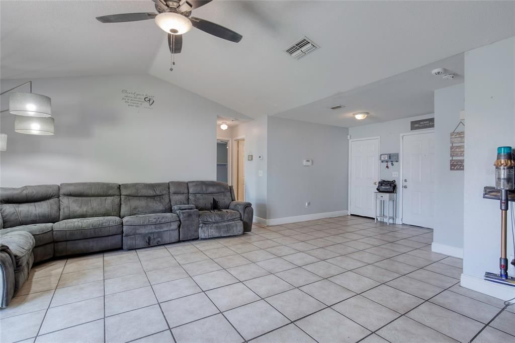 For Sale: $275,000 (3 beds, 2 baths, 1263 Square Feet)