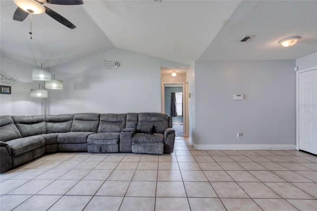 For Sale: $275,000 (3 beds, 2 baths, 1263 Square Feet)