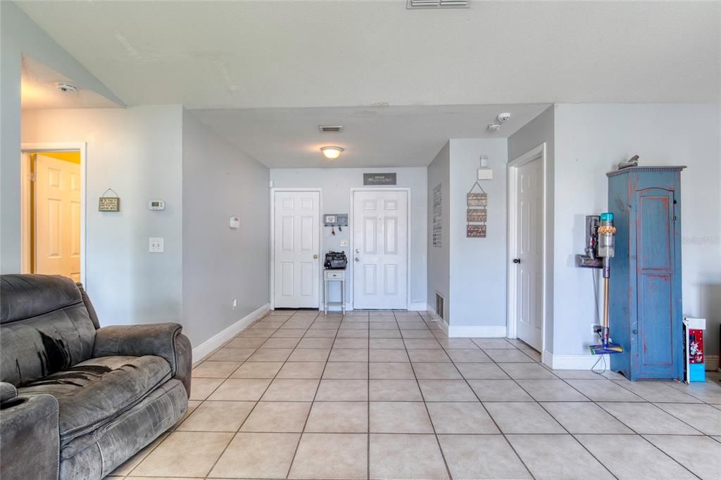 For Sale: $275,000 (3 beds, 2 baths, 1263 Square Feet)