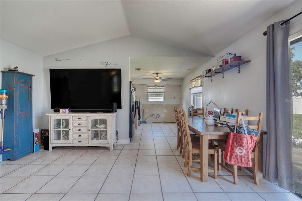 For Sale: $275,000 (3 beds, 2 baths, 1263 Square Feet)