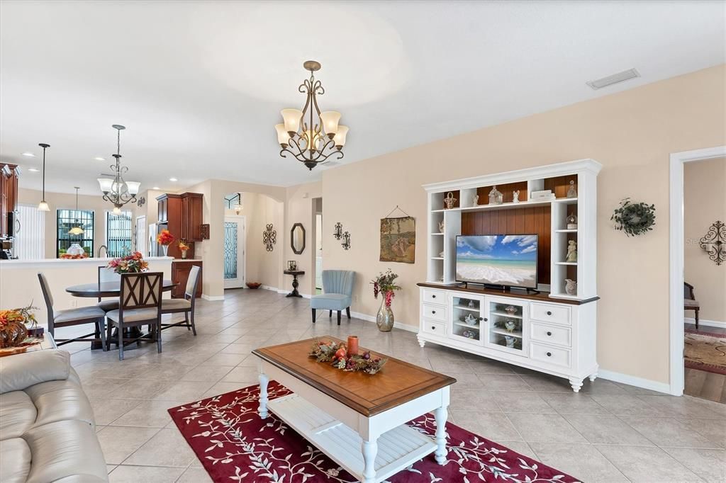 For Sale: $325,000 (2 beds, 2 baths, 1710 Square Feet)