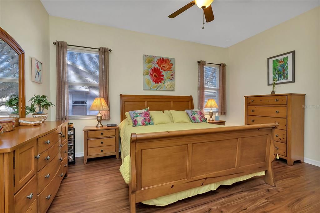 合同活跃: $260,000 (2 贝兹, 2 浴室, 1509 平方英尺)