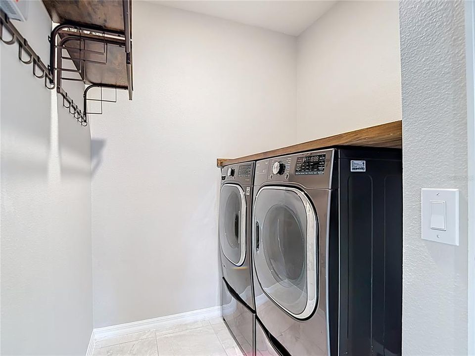 Active With Contract: $380,000 (3 beds, 2 baths, 1920 Square Feet)