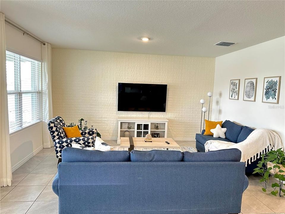 For Rent: $2,575 (3 beds, 2 baths, 1701 Square Feet)