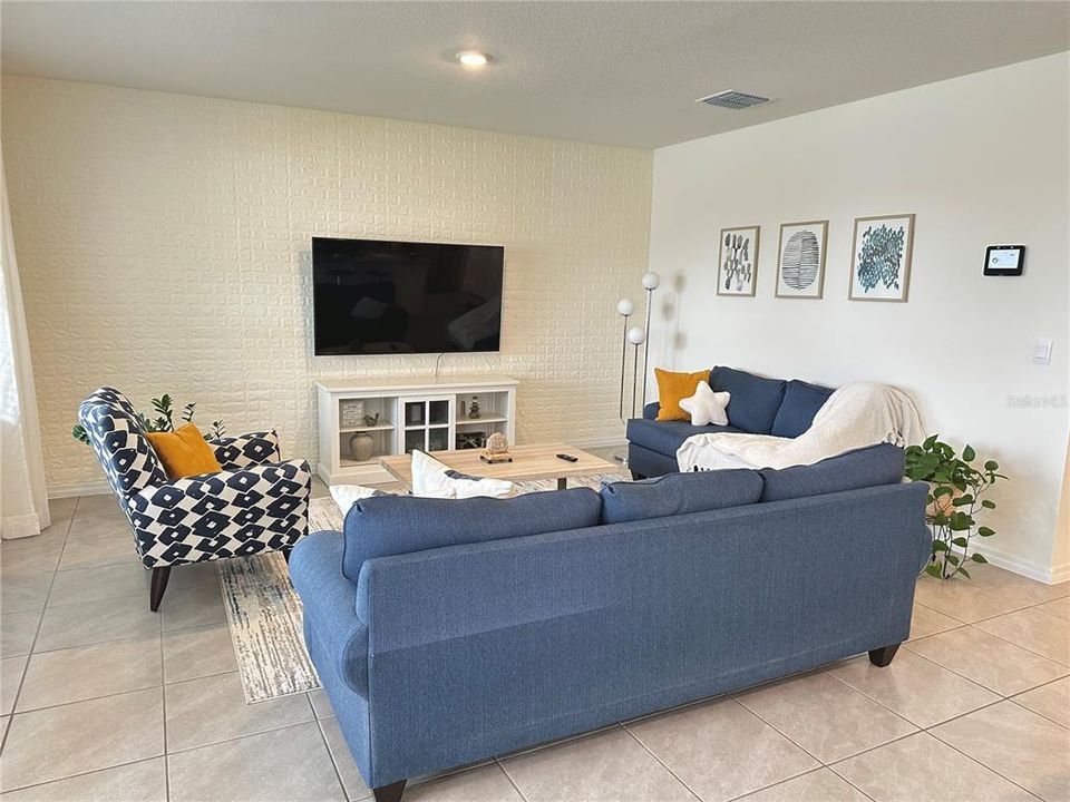 For Rent: $2,575 (3 beds, 2 baths, 1701 Square Feet)