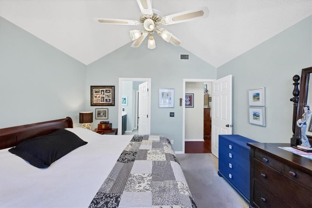 合同活跃: $309,000 (3 贝兹, 2 浴室, 1452 平方英尺)