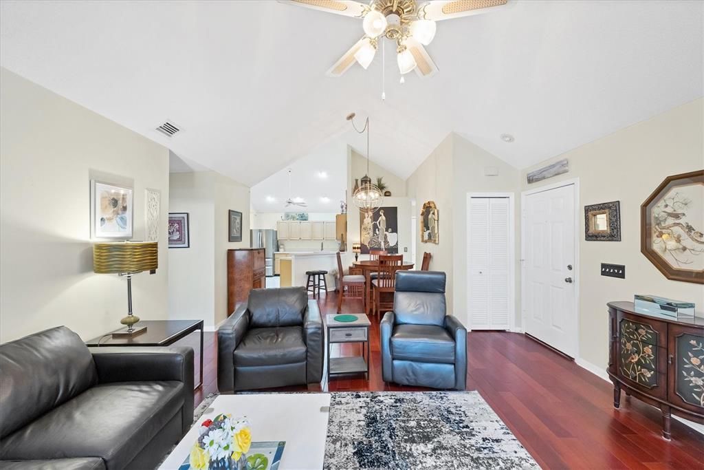 合同活跃: $309,000 (3 贝兹, 2 浴室, 1452 平方英尺)