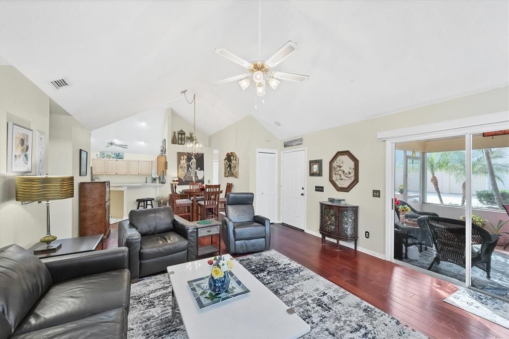 合同活跃: $309,000 (3 贝兹, 2 浴室, 1452 平方英尺)