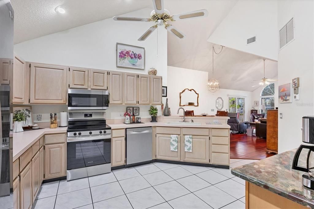 合同活跃: $309,000 (3 贝兹, 2 浴室, 1452 平方英尺)