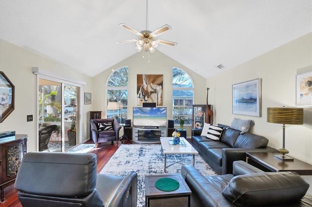 合同活跃: $309,000 (3 贝兹, 2 浴室, 1452 平方英尺)