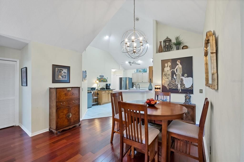 合同活跃: $309,000 (3 贝兹, 2 浴室, 1452 平方英尺)