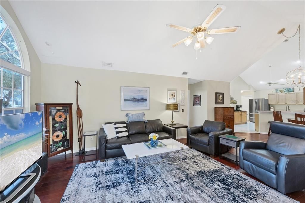 合同活跃: $309,000 (3 贝兹, 2 浴室, 1452 平方英尺)