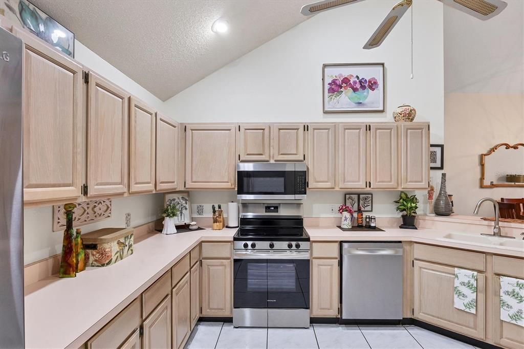 合同活跃: $309,000 (3 贝兹, 2 浴室, 1452 平方英尺)