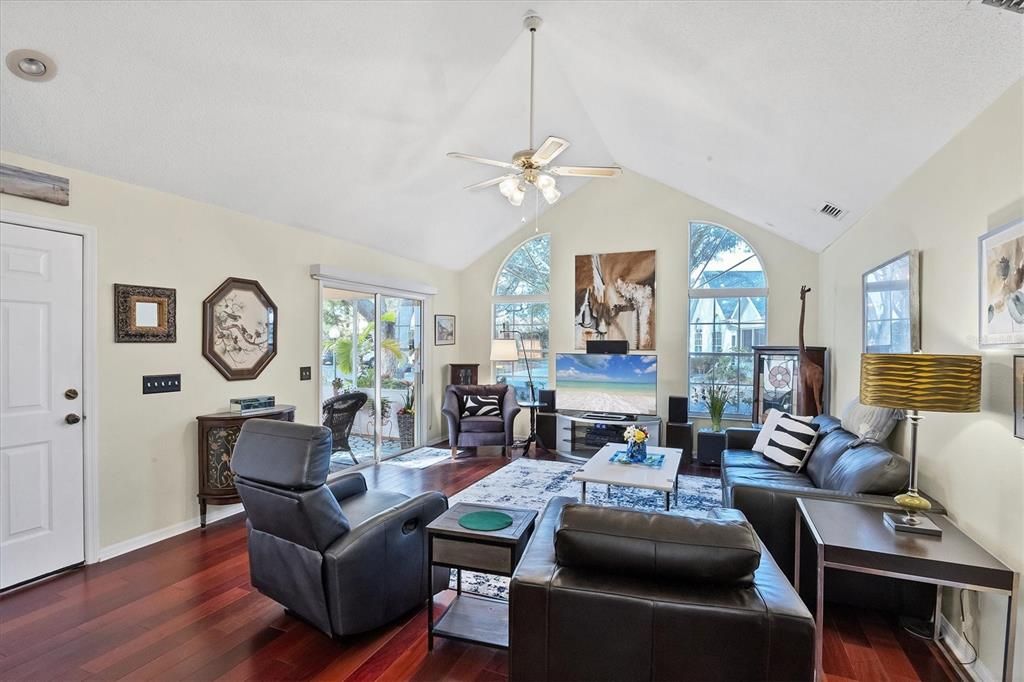 合同活跃: $309,000 (3 贝兹, 2 浴室, 1452 平方英尺)