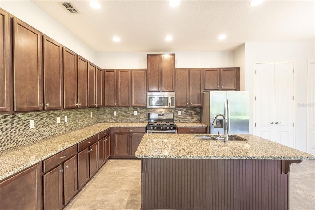 For Sale: $425,000 (3 beds, 2 baths, 1863 Square Feet)