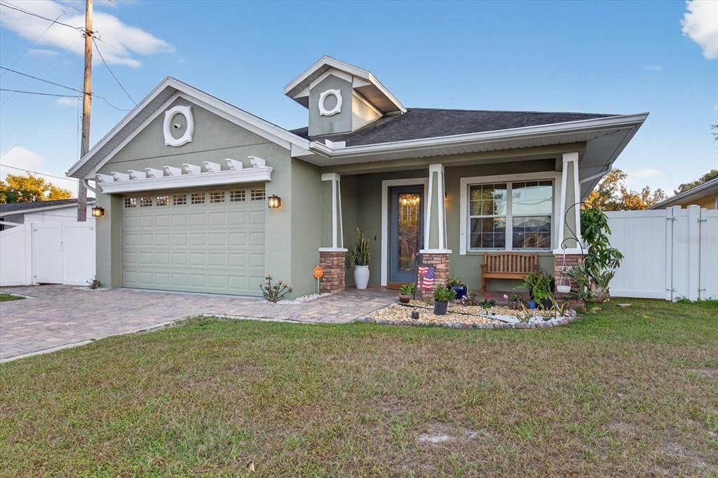 Active With Contract: $578,900 (4 beds, 2 baths, 2217 Square Feet)