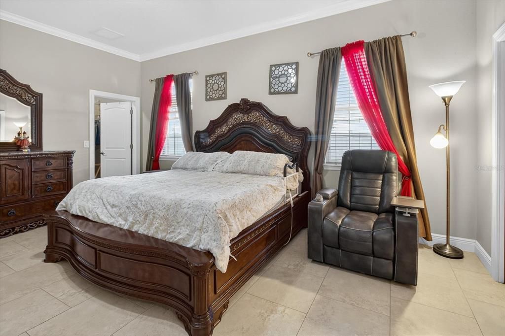 Active With Contract: $578,900 (4 beds, 2 baths, 2217 Square Feet)