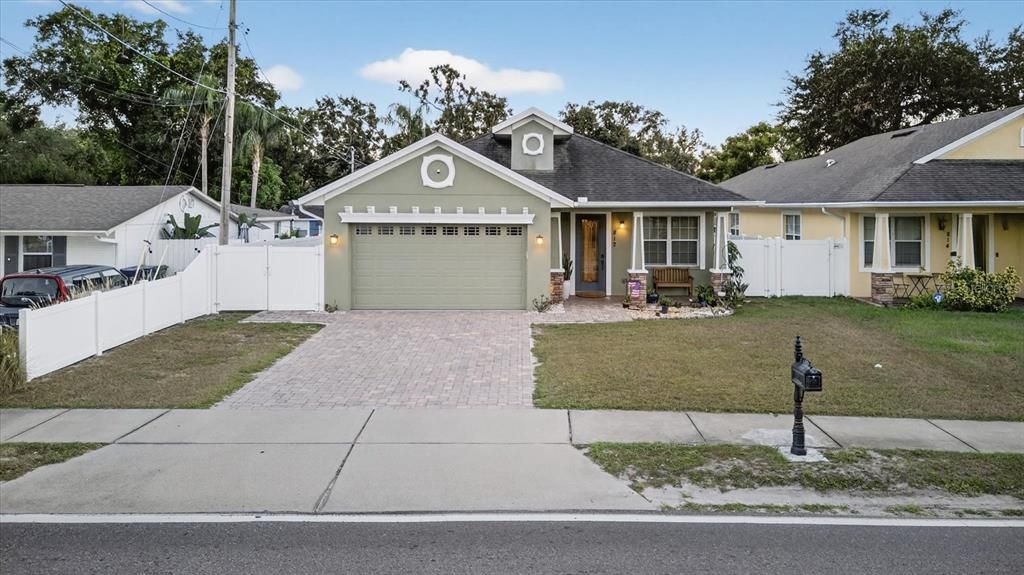 Active With Contract: $578,900 (4 beds, 2 baths, 2217 Square Feet)