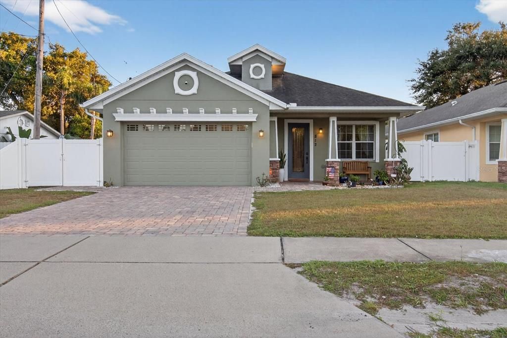 Active With Contract: $578,900 (4 beds, 2 baths, 2217 Square Feet)