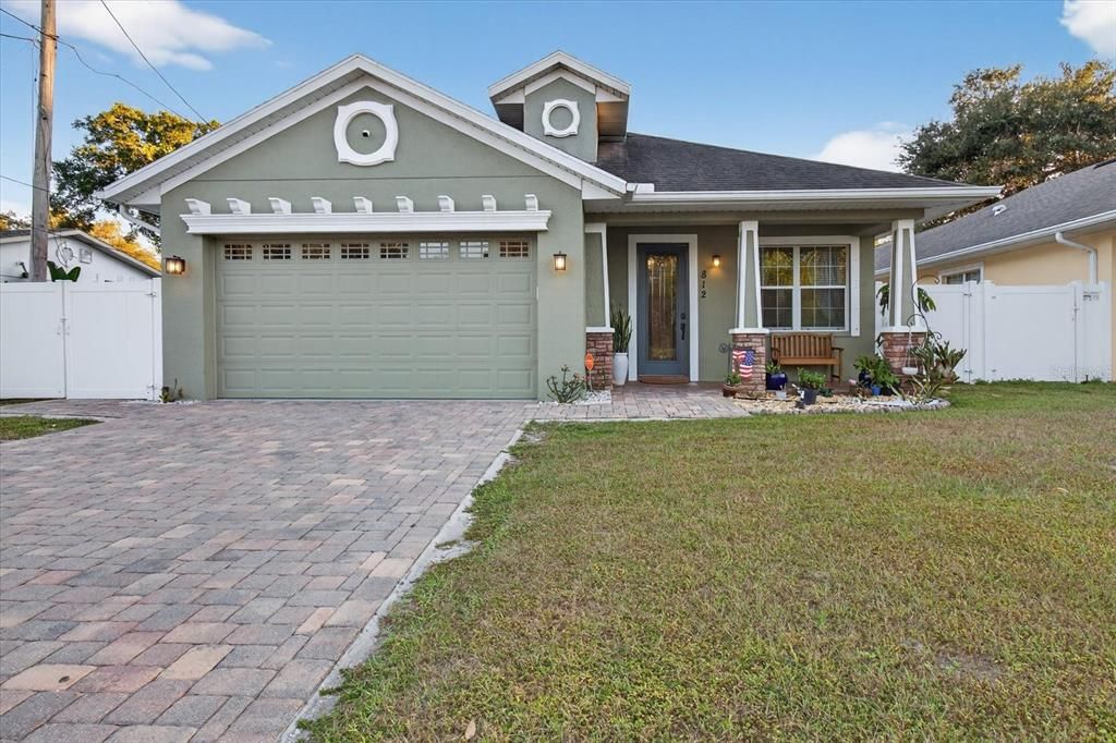 Active With Contract: $578,900 (4 beds, 2 baths, 2217 Square Feet)