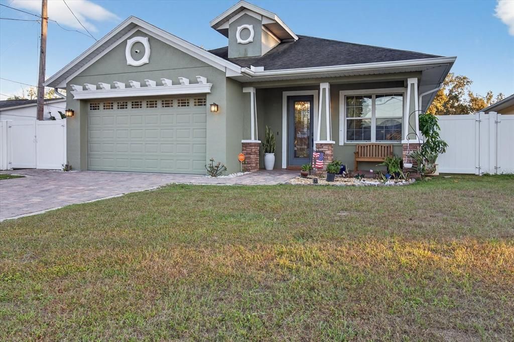 Active With Contract: $578,900 (4 beds, 2 baths, 2217 Square Feet)