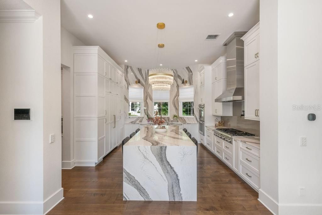 For Sale: $5,250,000 (5 beds, 6 baths, 7600 Square Feet)