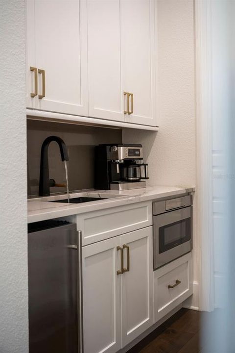 For Sale: $5,250,000 (5 beds, 6 baths, 7600 Square Feet)