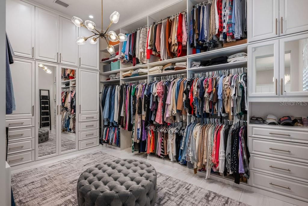 For Sale: $5,250,000 (5 beds, 6 baths, 7600 Square Feet)