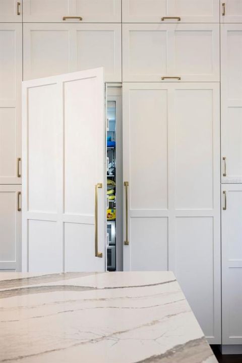 For Sale: $5,250,000 (5 beds, 6 baths, 7600 Square Feet)