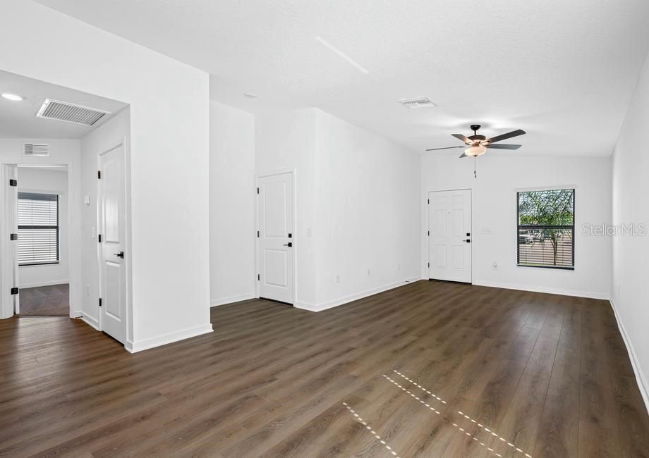 For Sale: $299,900 (2 beds, 2 baths, 1032 Square Feet)