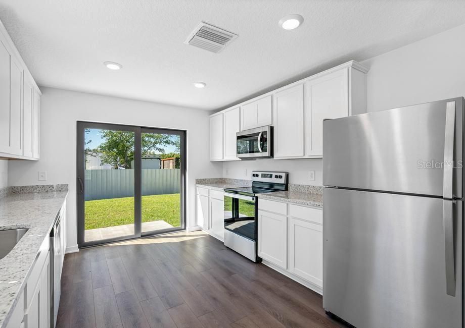 For Sale: $299,900 (2 beds, 2 baths, 1032 Square Feet)