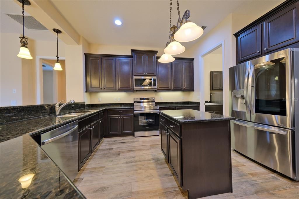 合同活跃: $829,000 (4 贝兹, 3 浴室, 3164 平方英尺)