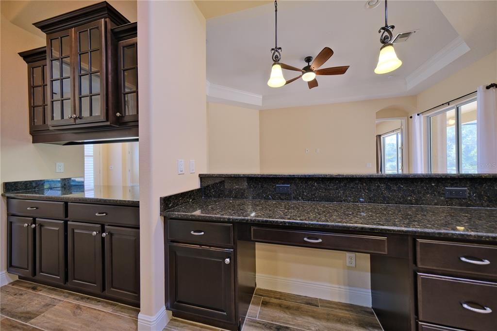 合同活跃: $829,000 (4 贝兹, 3 浴室, 3164 平方英尺)