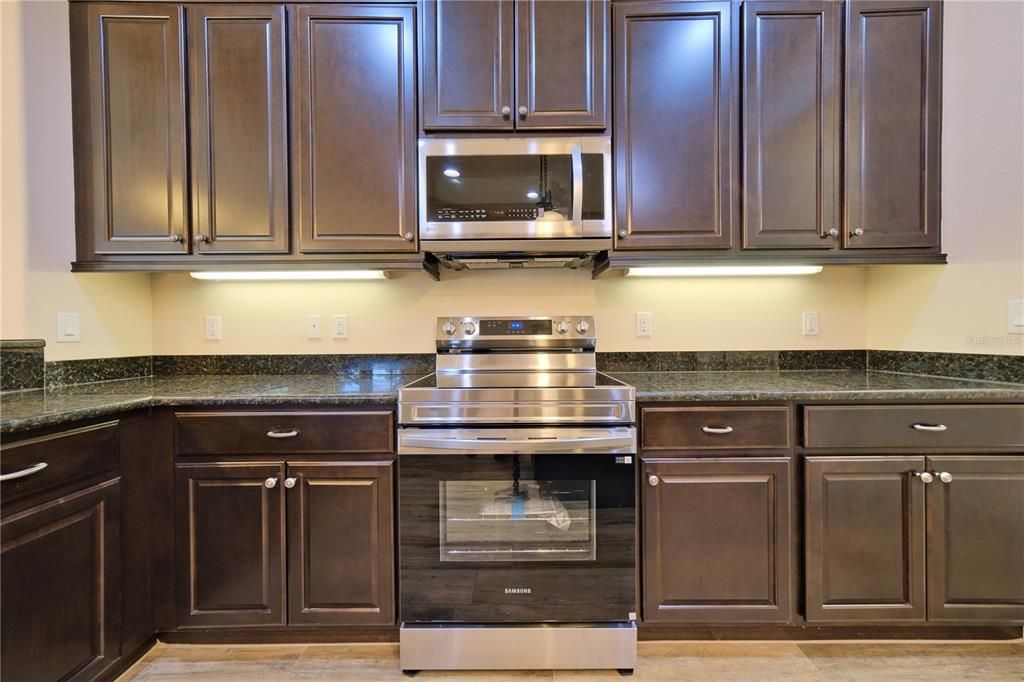 合同活跃: $829,000 (4 贝兹, 3 浴室, 3164 平方英尺)