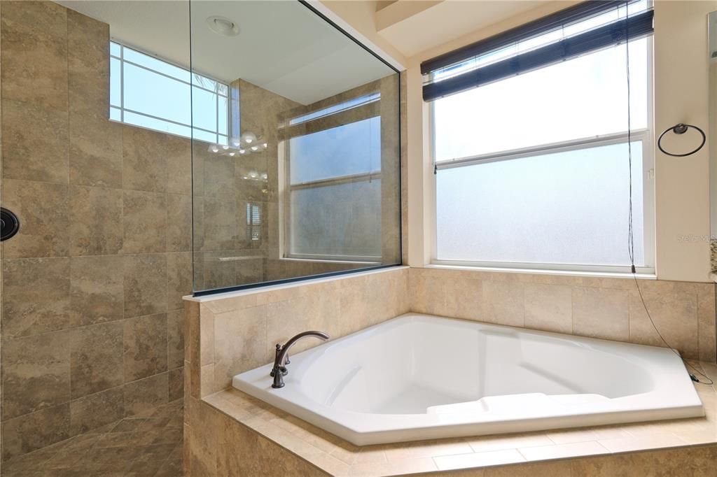 合同活跃: $829,000 (4 贝兹, 3 浴室, 3164 平方英尺)