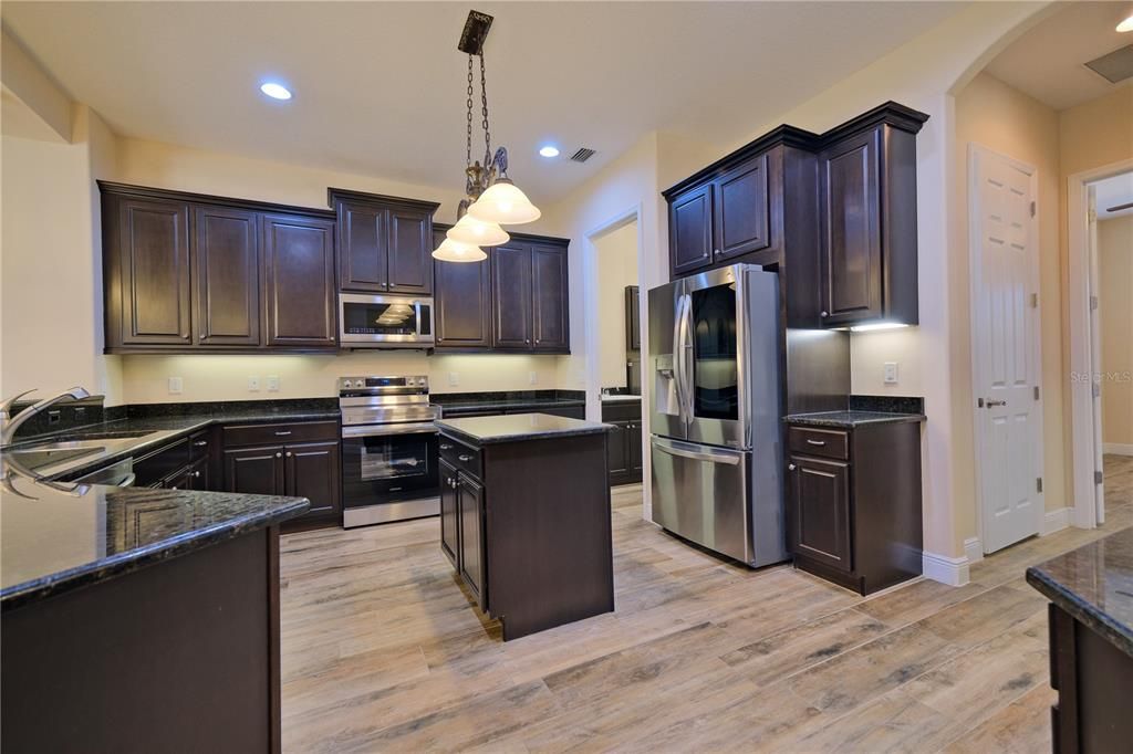 合同活跃: $829,000 (4 贝兹, 3 浴室, 3164 平方英尺)