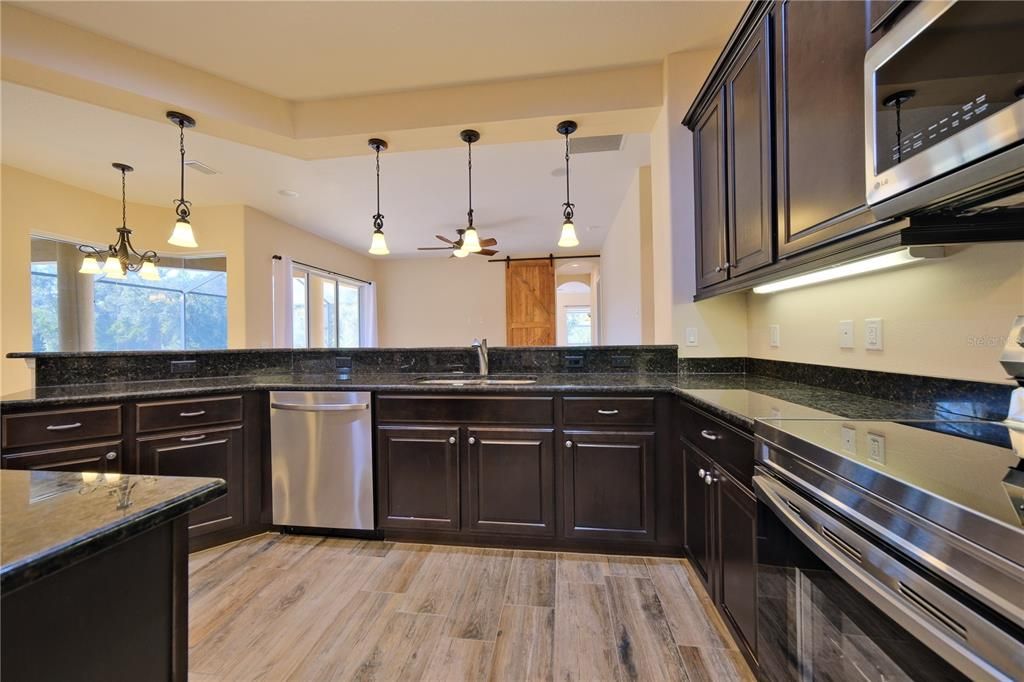 合同活跃: $829,000 (4 贝兹, 3 浴室, 3164 平方英尺)