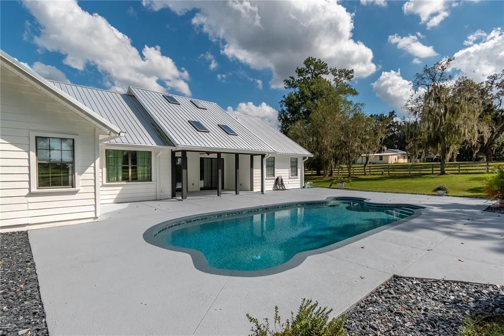 合同活跃: $850,000 (4 贝兹, 3 浴室, 2416 平方英尺)