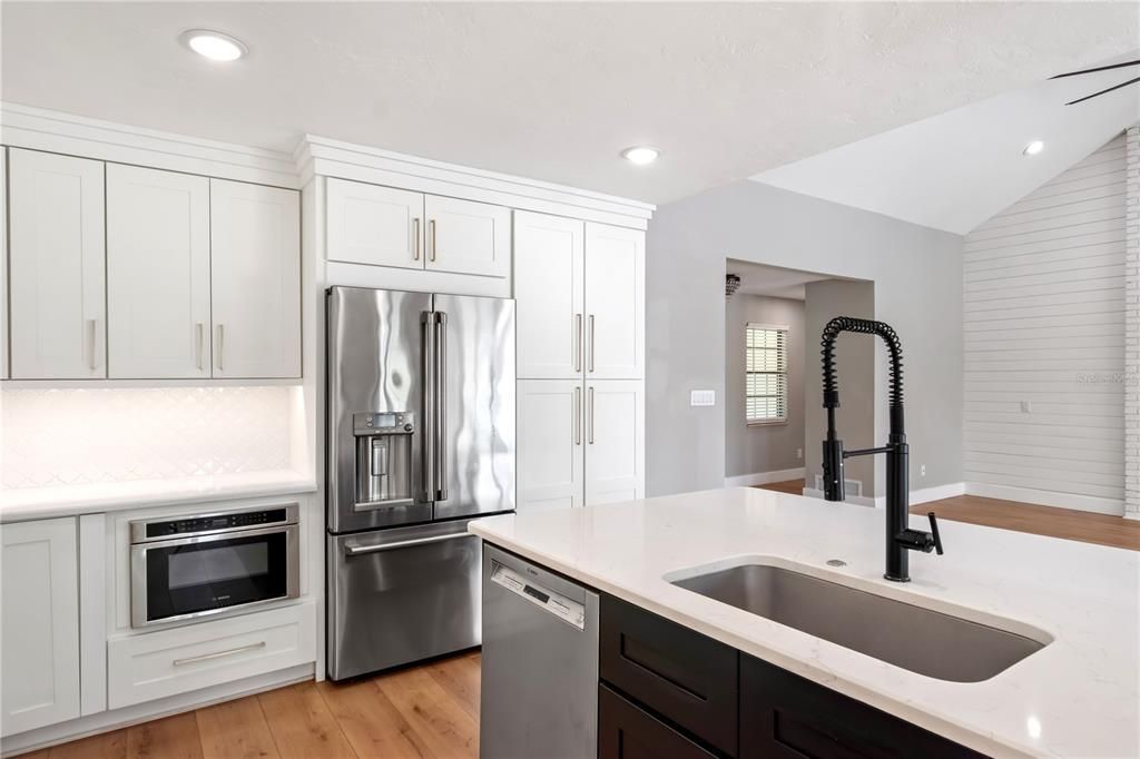 合同活跃: $850,000 (4 贝兹, 3 浴室, 2416 平方英尺)