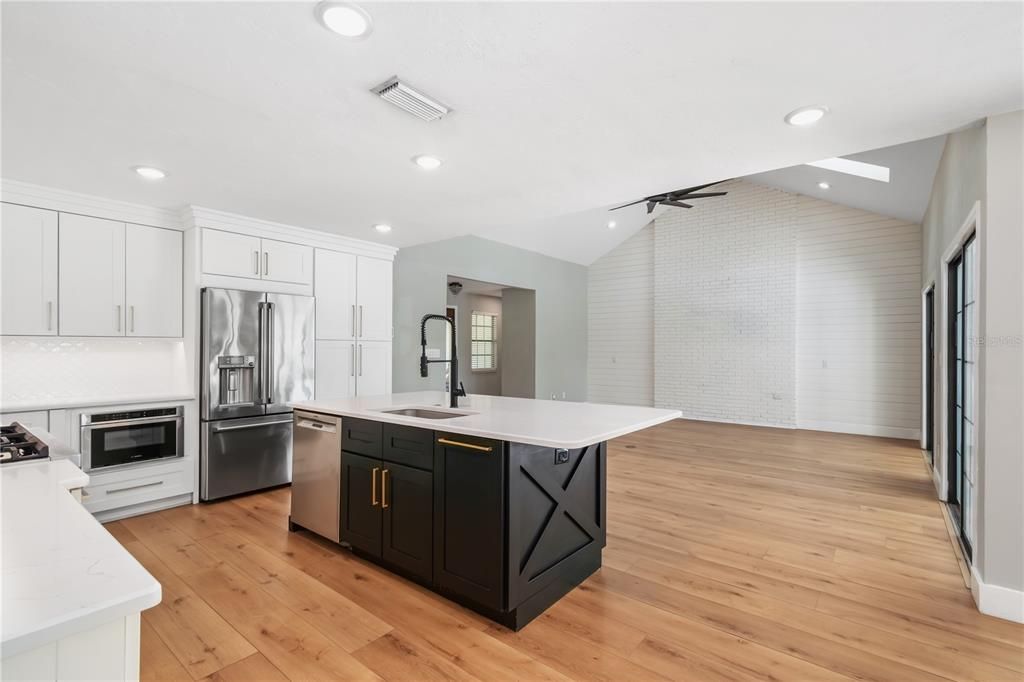 合同活跃: $850,000 (4 贝兹, 3 浴室, 2416 平方英尺)