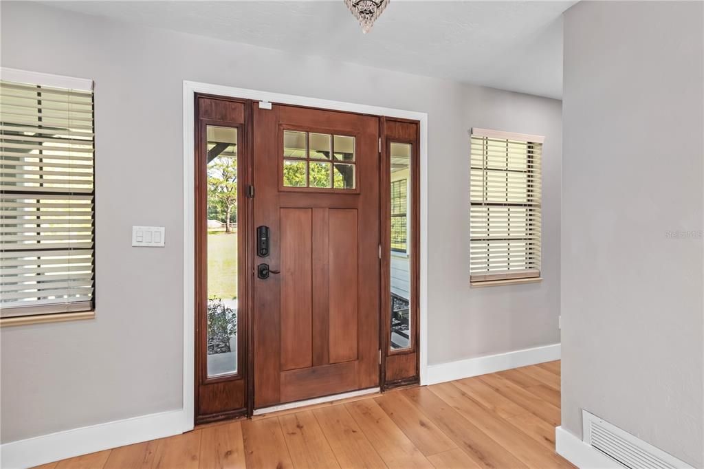 合同活跃: $850,000 (4 贝兹, 3 浴室, 2416 平方英尺)