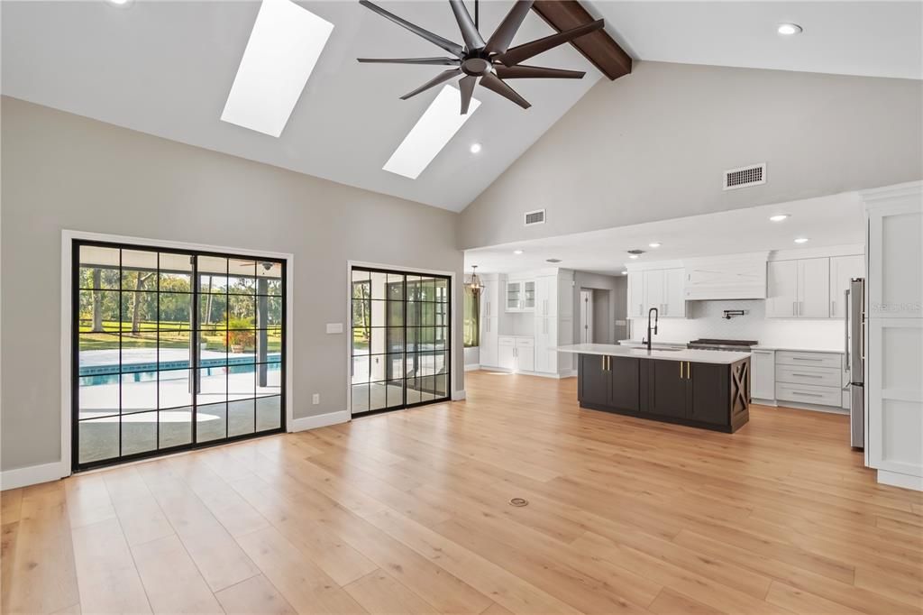 合同活跃: $850,000 (4 贝兹, 3 浴室, 2416 平方英尺)