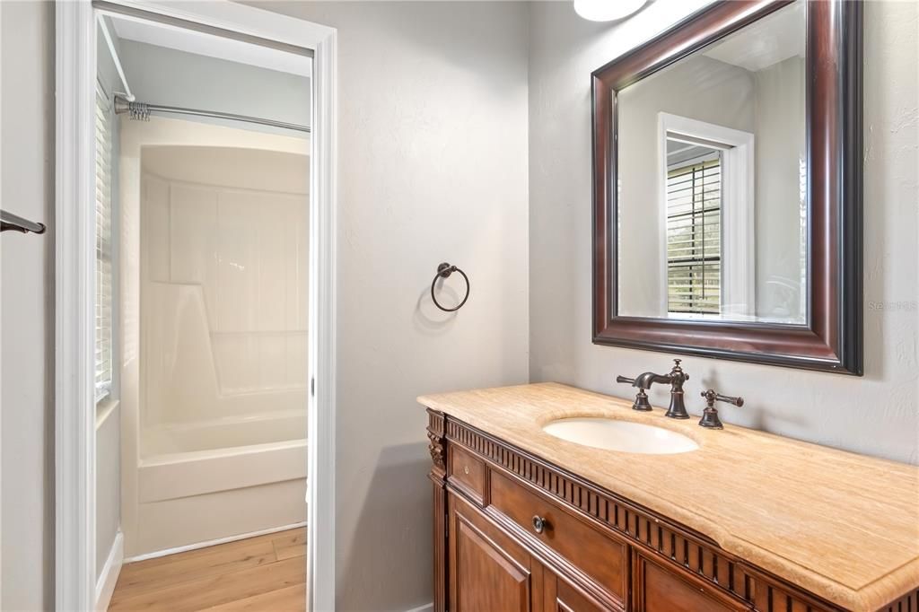 合同活跃: $850,000 (4 贝兹, 3 浴室, 2416 平方英尺)